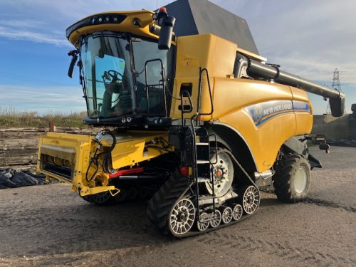 NEW HOLLAND CX8.90 COMBINE HARVESTER