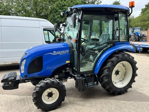 NEW HOLLAND BOOMER 40 CAB COMPACT TRACTOR